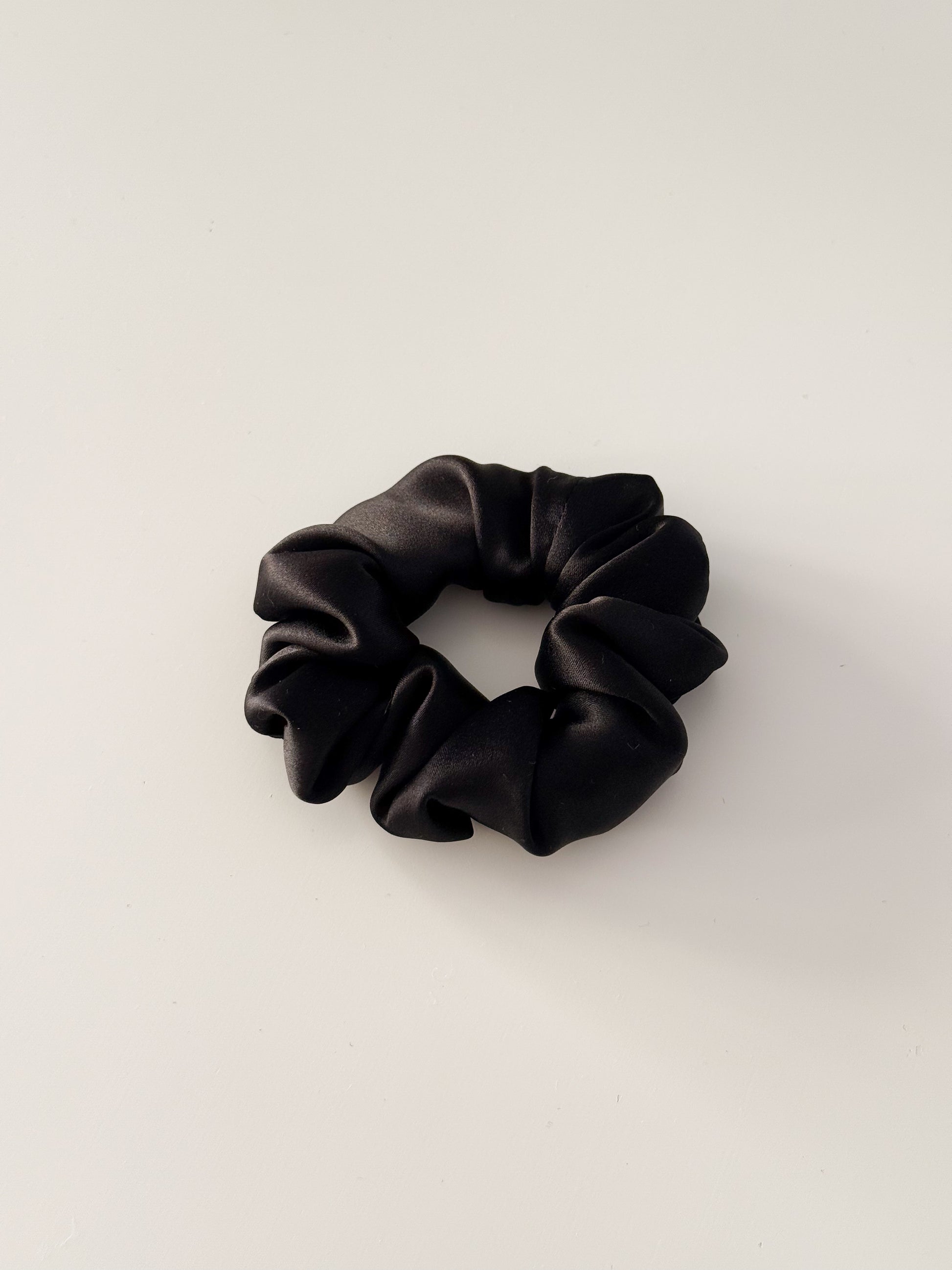 BLACK MEDIUM SILK SCRUNCHIE
