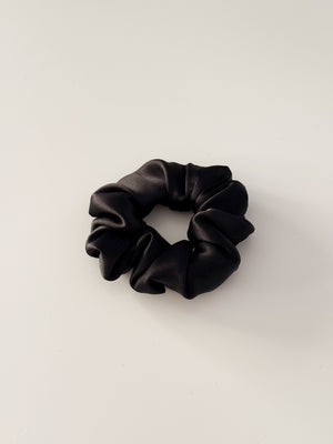 BLACK MEDIUM SILK SCRUNCHIE