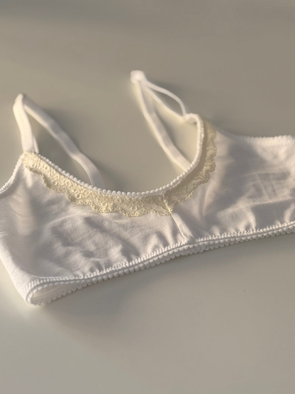 WHITE COTTON+LACE BRALETTE