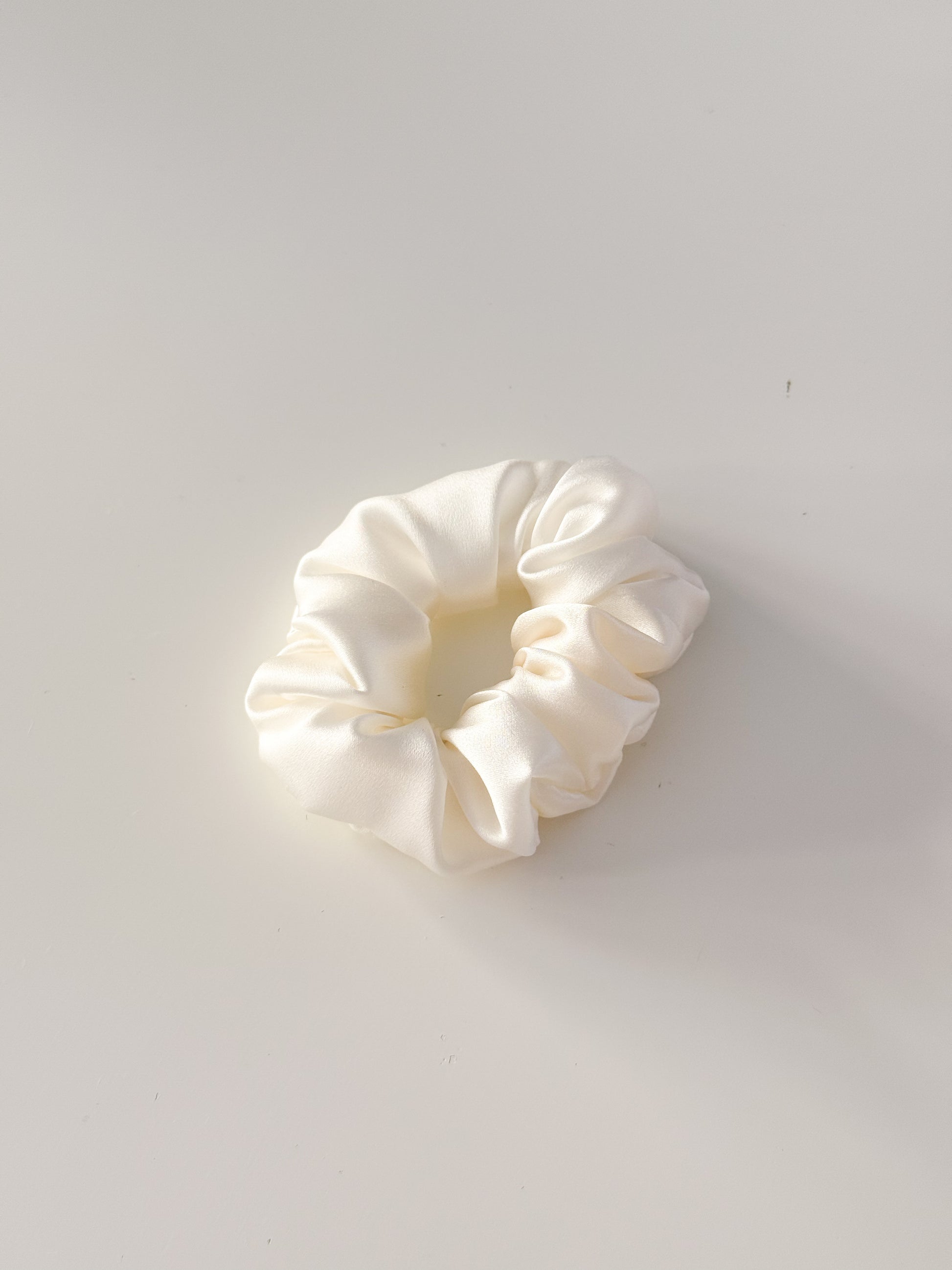 WHITE MEDIUM SILK SCRUNCHIE