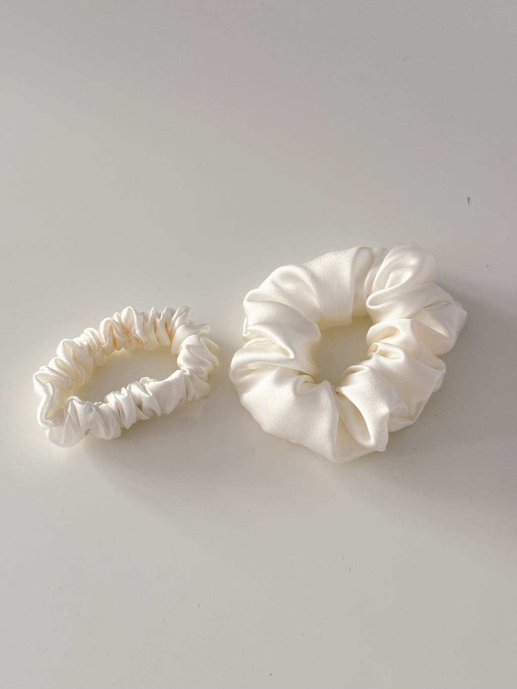 WHITE MEDIUM SILK SCRUNCHIE