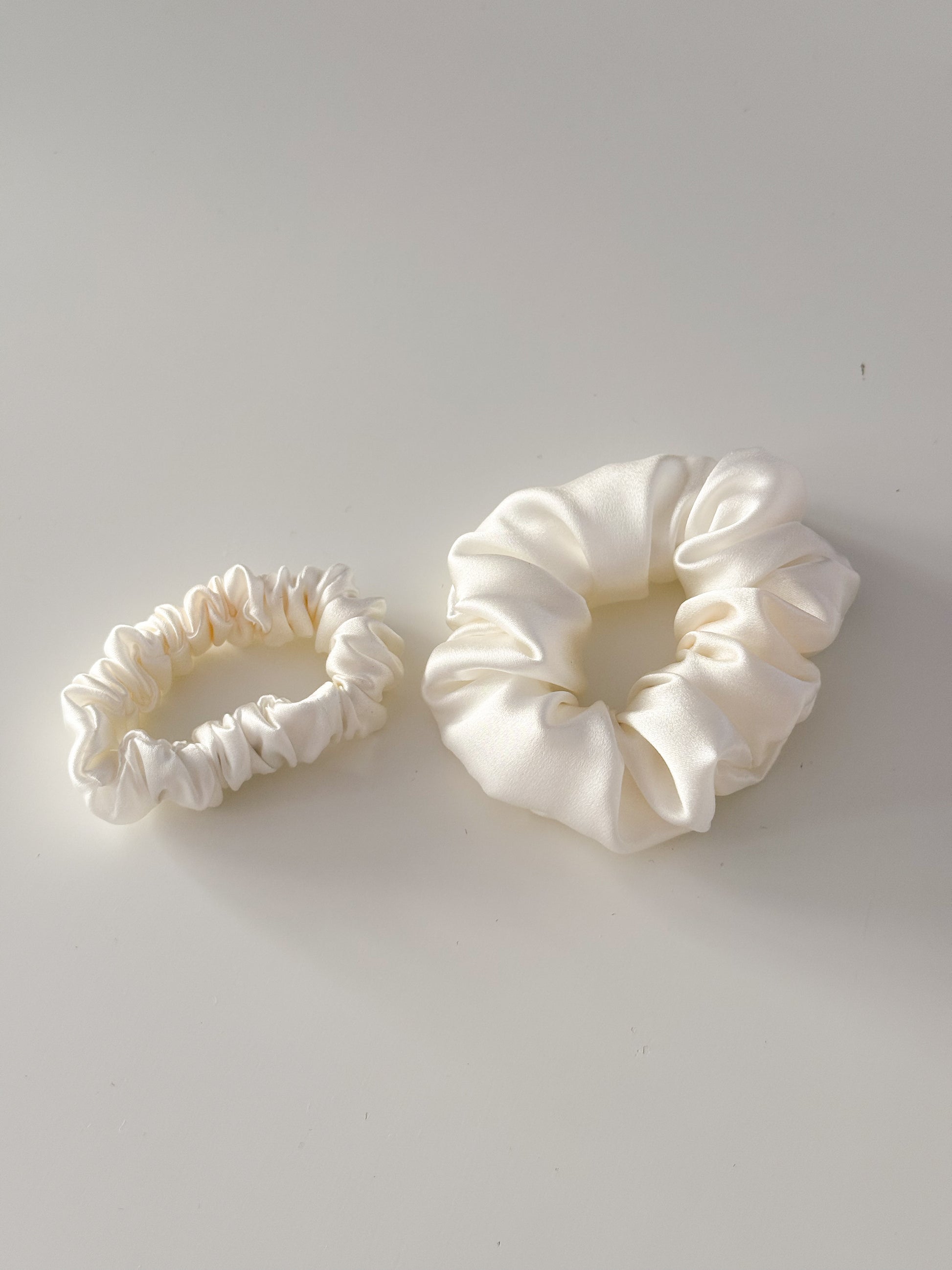 WHITE MEDIUM SILK SCRUNCHIE