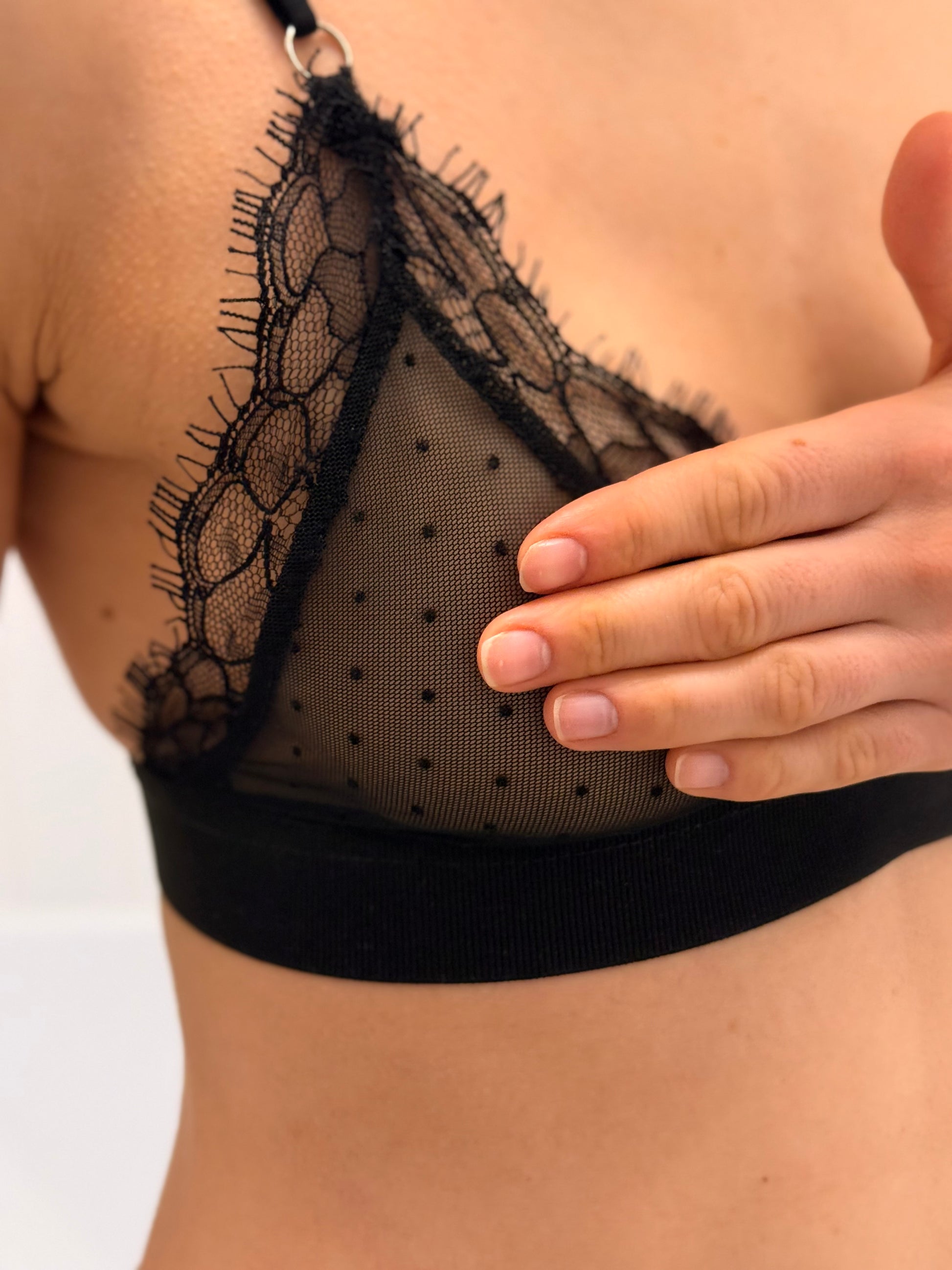 BLACK LACE BRALETTE