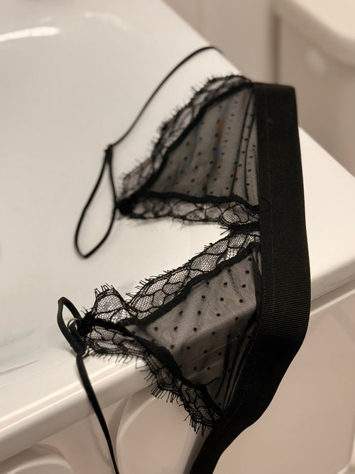 BLACK LACE BRALETTE